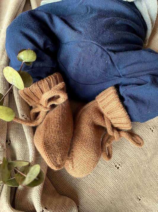 Babyschuhe aus feinster Merinowolle braun