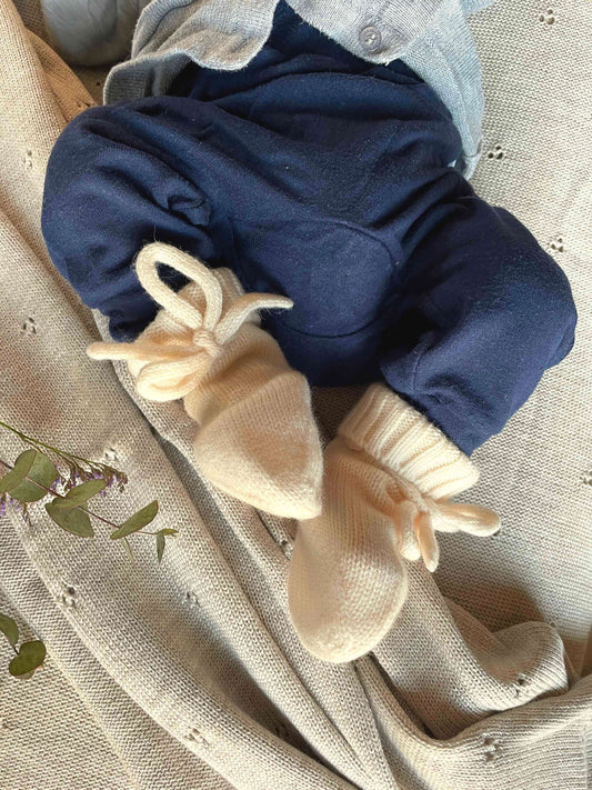 Babyschuhe aus feinster Merinowolle weiß